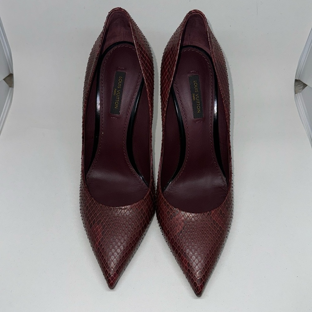 Luis Vuitton Burgundy Python Leather Slip on pumps, size 38, heel size 10cm